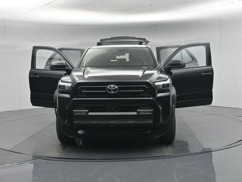 Used 2025 Toyota 4Runner SR5 AWD/4WD image 35