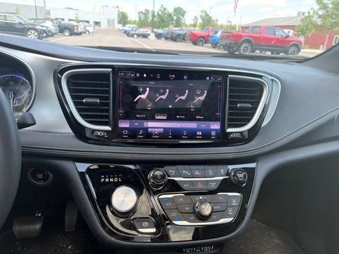 Used 2022 Chrysler Pacifica Touring-L w/ Uconnect Theater Family Group AWD/4WD image 12