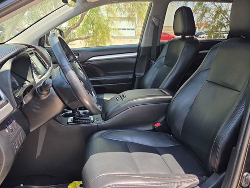 Used 2019 Toyota Highlander XLE FWD image 15