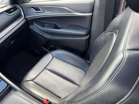 Used 2024 Jeep Grand Cherokee L Limited w/ Luxury Tech Group II image 16