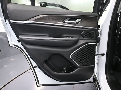 Used 2022 Jeep Grand Cherokee Limited 4xe image 36