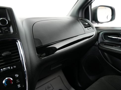 Used 2015 Dodge Grand Caravan SE image 24