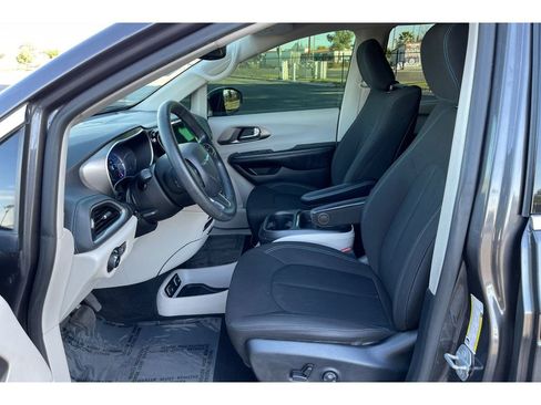 Used 2021 Chrysler Pacifica Touring w/ Uconnect Theater Family Group image 10