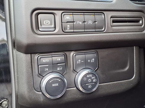 Used 2024 GMC Yukon SLE image 27