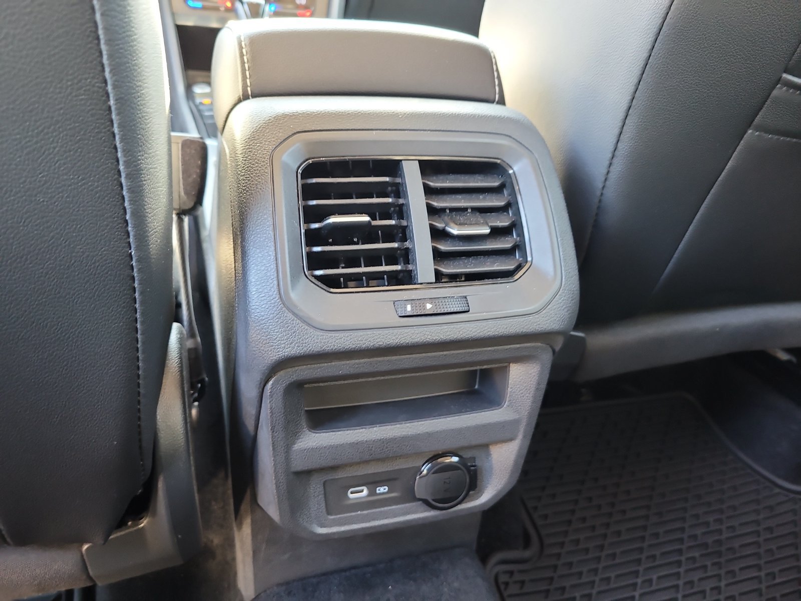Used 2024 Volkswagen Tiguan SE FWD image 11
