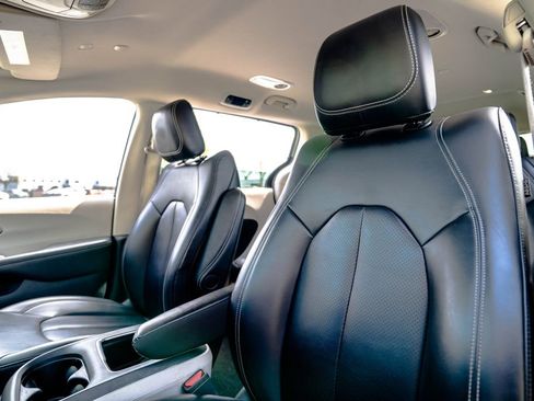 Used 2023 Chrysler Pacifica Touring-L FWD image 6