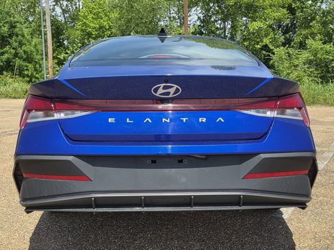 Used 2024 Hyundai Elantra SEL FWD image 5