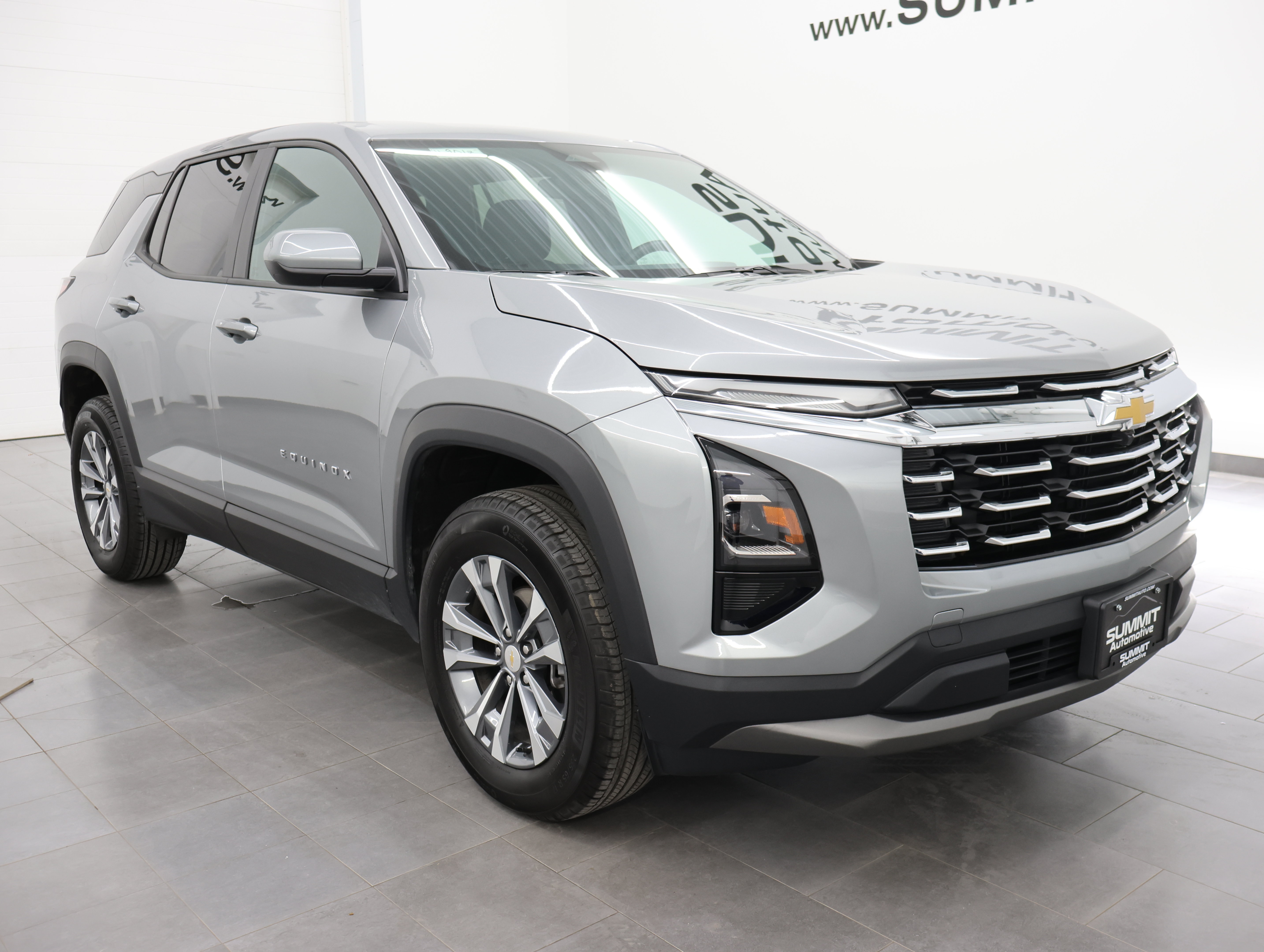 Used 2026 Chevrolet Equinox LT AWD/4WD image 2