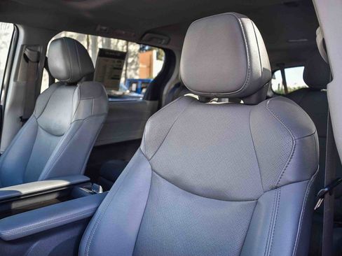 Used 2023 Toyota Sienna Limited image 23