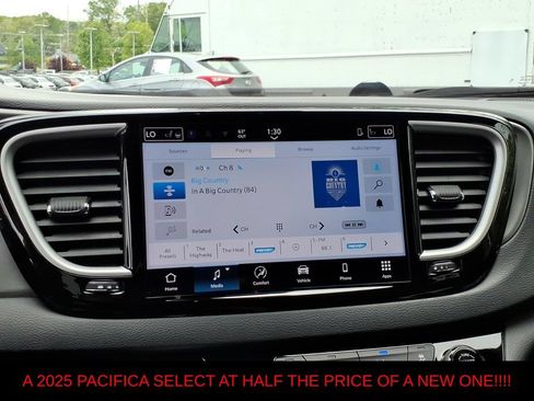 Used 2025 Chrysler Pacifica Select FWD image 22