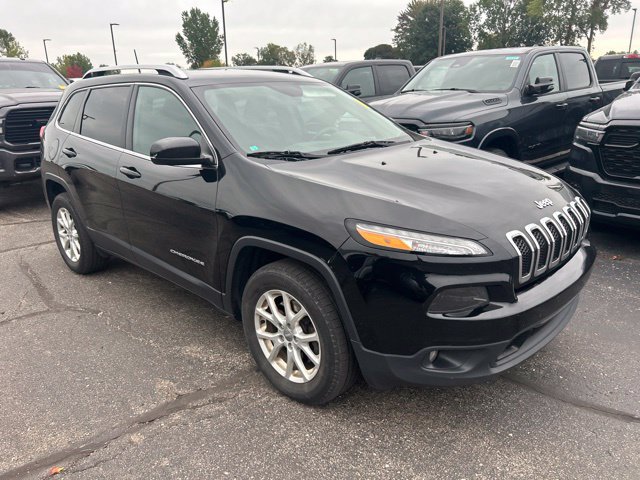 Used 2017 Jeep Cherokee Latitude w/ Cold Weather Group AWD/4WD image 5