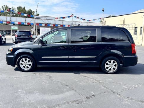 Used 2013 Chrysler Town & Country Touring image 1