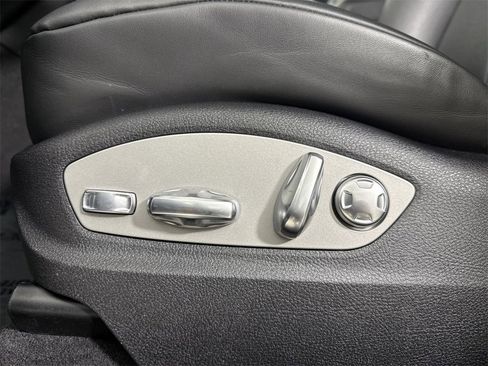 Certified 2025 Porsche Macan image 40