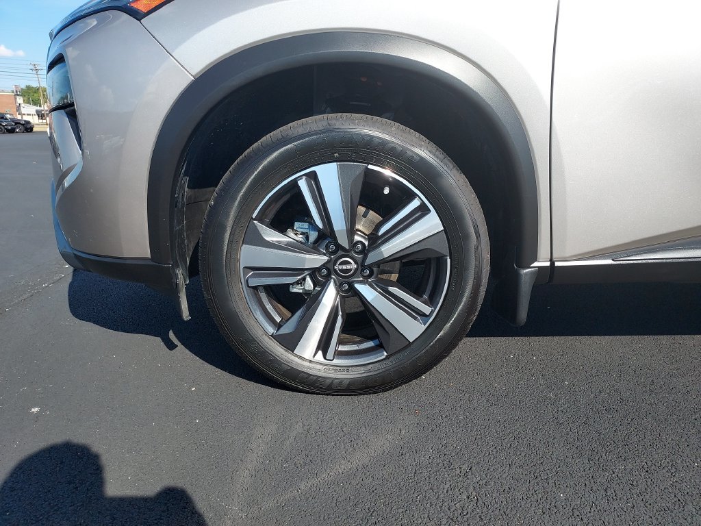 Certified 2025 Nissan Rogue SL FWD image 10