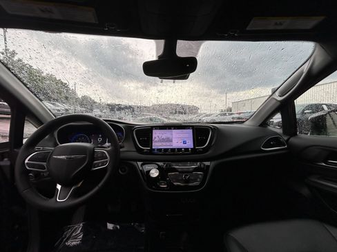 Used 2025 Chrysler Pacifica Select FWD image 26