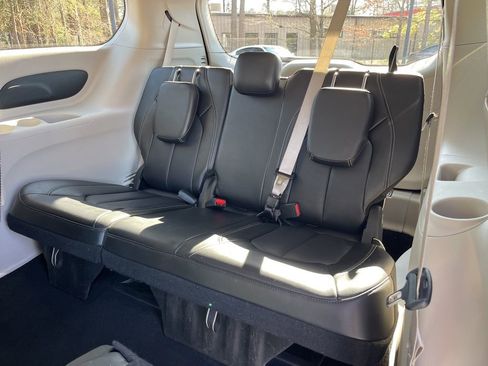 Used 2024 Chrysler Pacifica Touring-L image 26