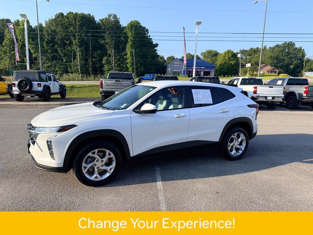 Used 2024 Chevrolet Trax LS w/ LS Convenience Package FWD image 2
