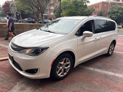 Used 2019 Chrysler Pacifica Touring-L Plus FWD image 7