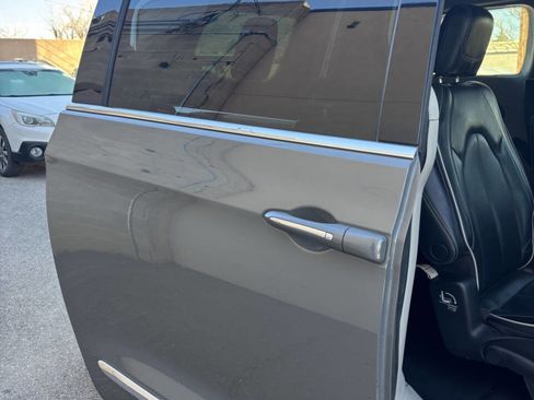 Used 2022 Chrysler Pacifica Limited image 18