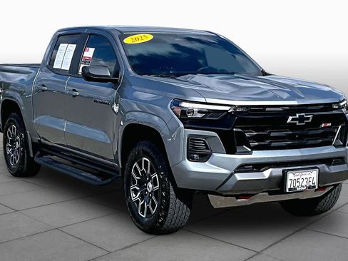 Used 2025 Chevrolet Colorado Z71 w/ Technology Package AWD/4WD image 2