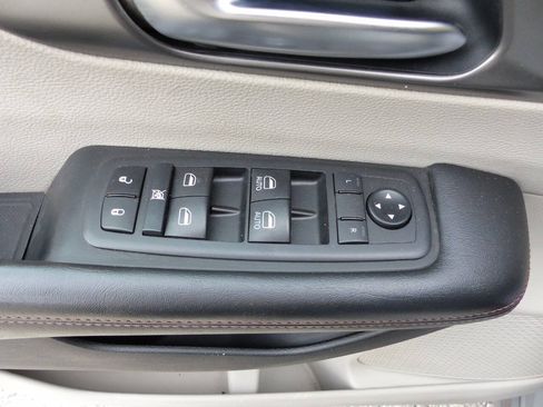 Used 2020 Chrysler Pacifica Touring-L w/ Tire & Wheel Group FWD image 20