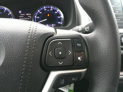 Used 2017 Toyota Highlander LE image 23