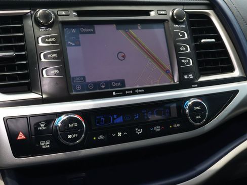 Used 2019 Toyota Highlander XLE FWD image 24