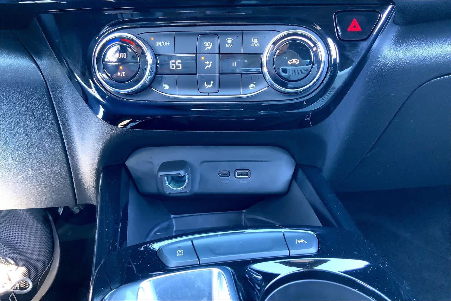 Used 2025 Chevrolet Trax RS w/ Sunroof Package FWD image 32