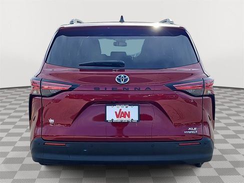 Used 2021 Toyota Sienna XLE image 6