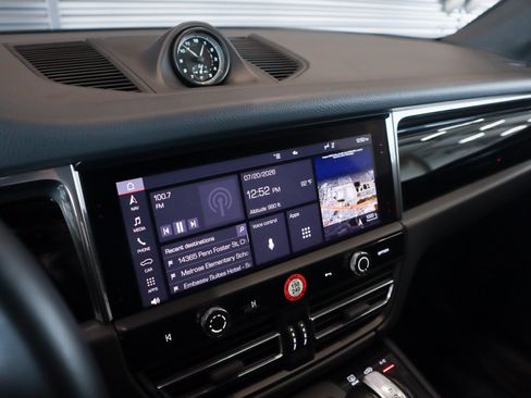 Certified 2025 Porsche Macan AWD/4WD image 22