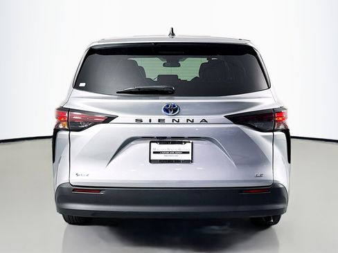 Used 2025 Toyota Sienna LE image 3