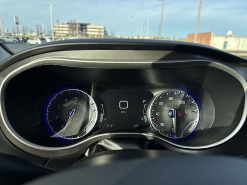 Used 2023 Chrysler Pacifica Touring-L image 15