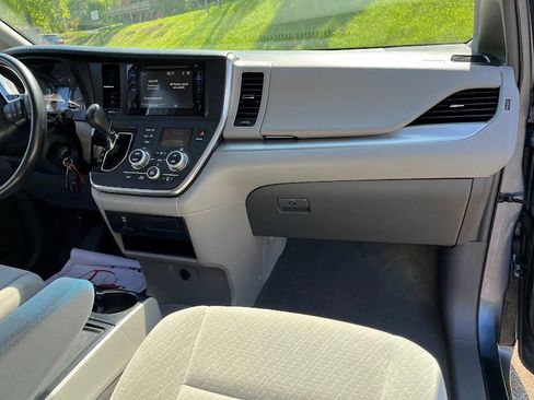 Used 2017 Toyota Sienna LE AWD/4WD image 33