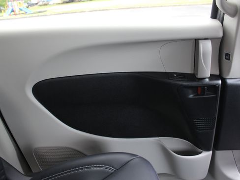 Used 2024 Chrysler Pacifica Select image 44