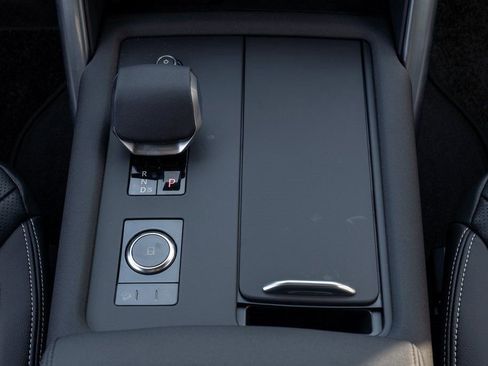 Used 2025 Land Rover Discovery S image 18