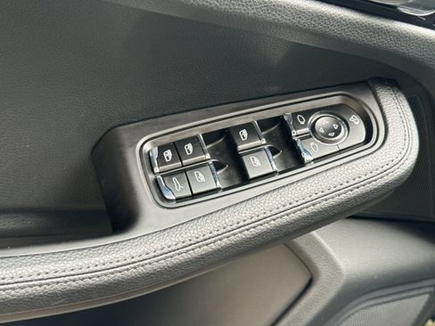 Certified 2023 Porsche Macan image 12