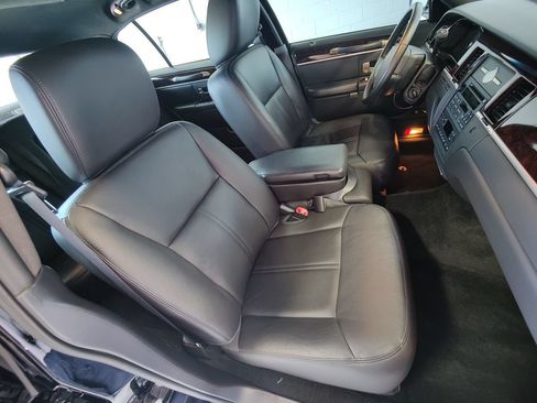 Used 2011 Lincoln Town Car Executive L RWD image 14