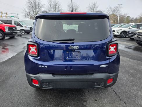 Used 2017 Jeep Renegade Latitude w/ Cold Weather Group image 4