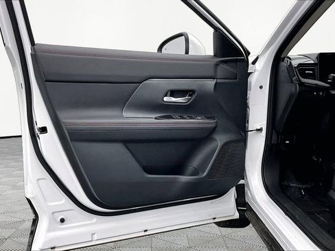 Used 2025 Nissan Kicks SR FWD image 23