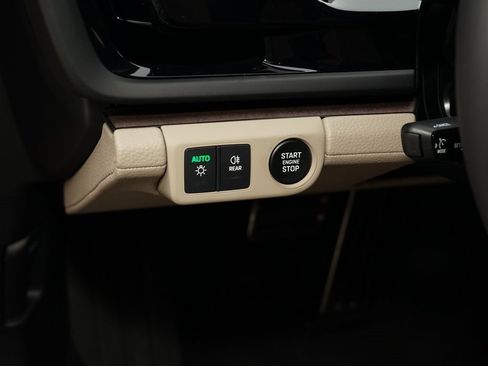 Used 2025 Porsche Panamera 4 image 31