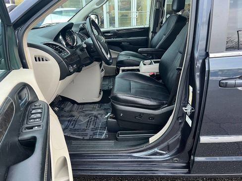 Used 2014 Chrysler Town & Country Touring image 21