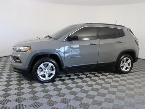Used 2023 Jeep Compass Latitude image 2