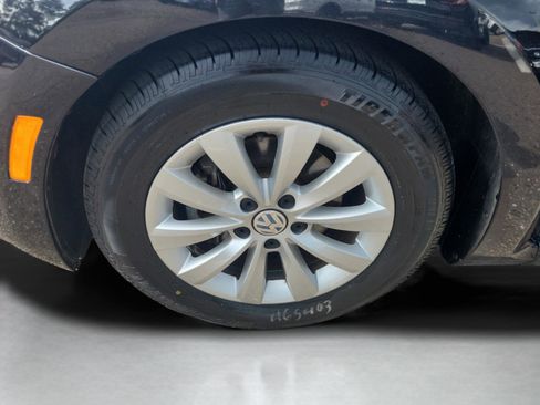 Used 2018 Volkswagen Beetle S image 33