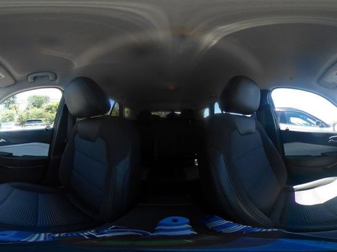 Used 2025 Chevrolet Trax LT FWD image 39