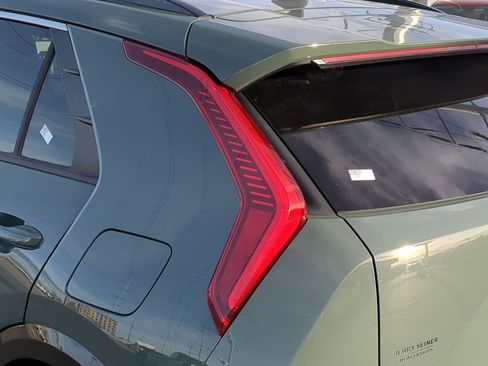 Certified 2023 Kia Niro EX Touring image 11