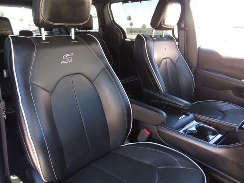 Used 2025 Chrysler Pacifica Limited image 11