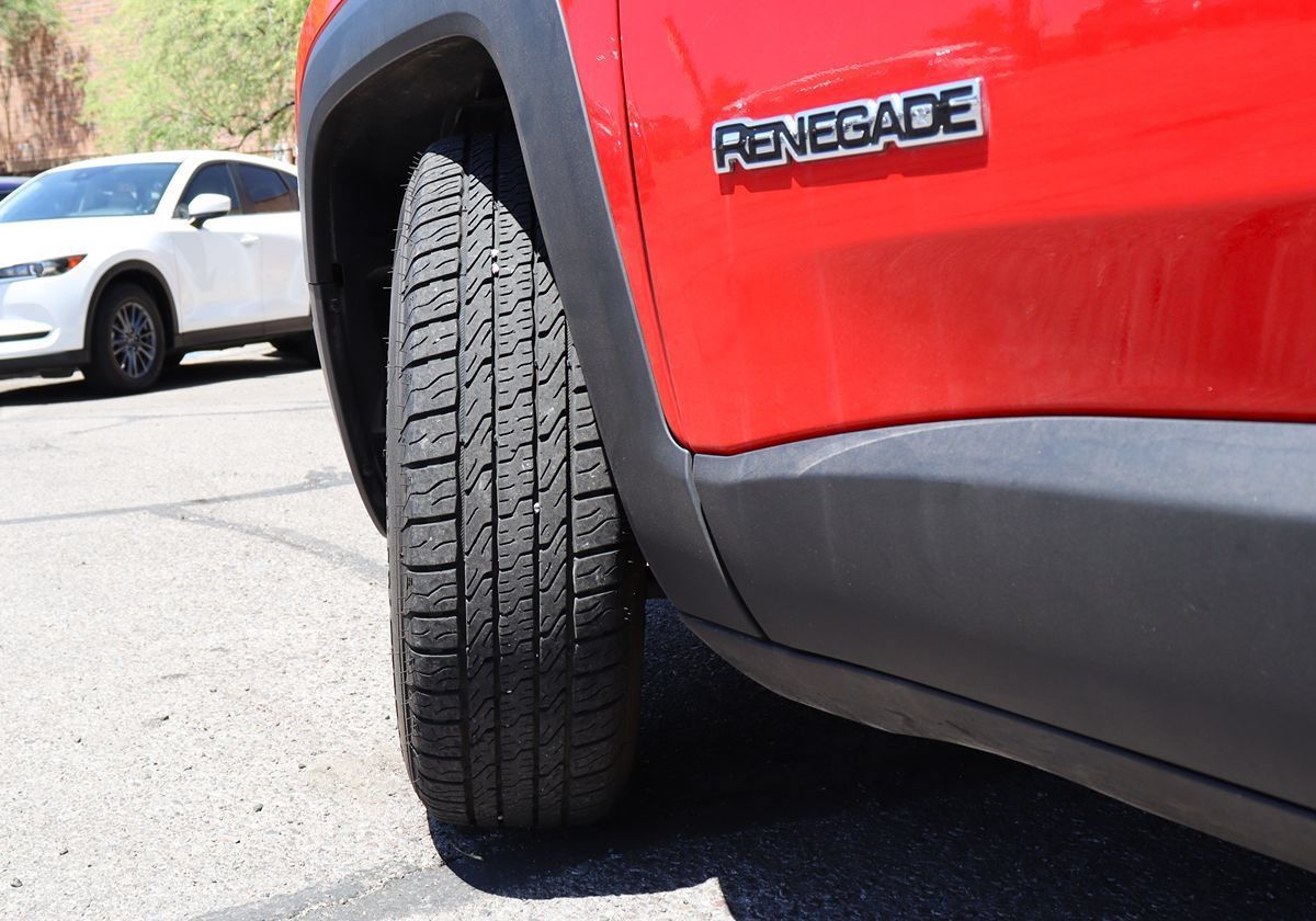 Used 2018 Jeep Renegade Latitude FWD image 6
