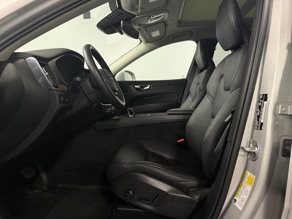 Used 2022 Volvo XC60 B5 Momentum w/ Climate Package AWD/4WD image 9