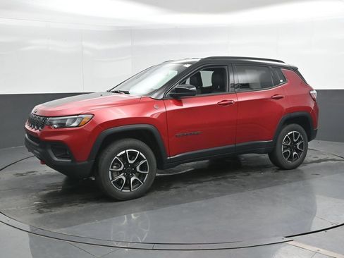 Used 2025 Jeep Compass Trailhawk AWD/4WD image 8