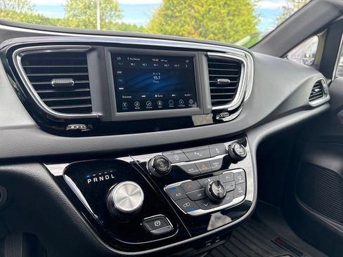 Used 2018 Chrysler Pacifica Touring Plus w/ S Appearance Package FWD image 11